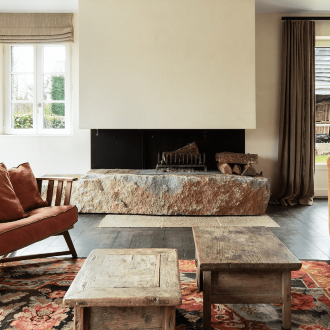 Salon avec cheminée en pierre